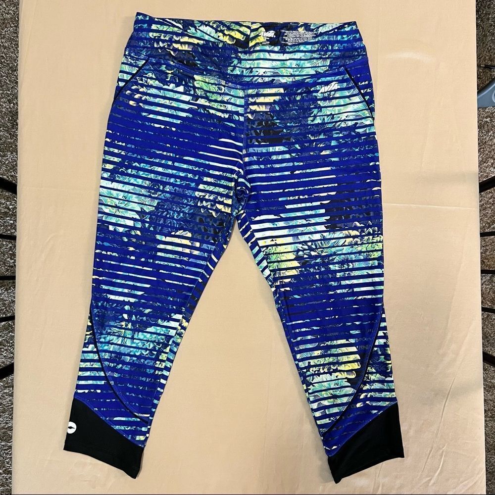 Avia knee length leggings in a size large.